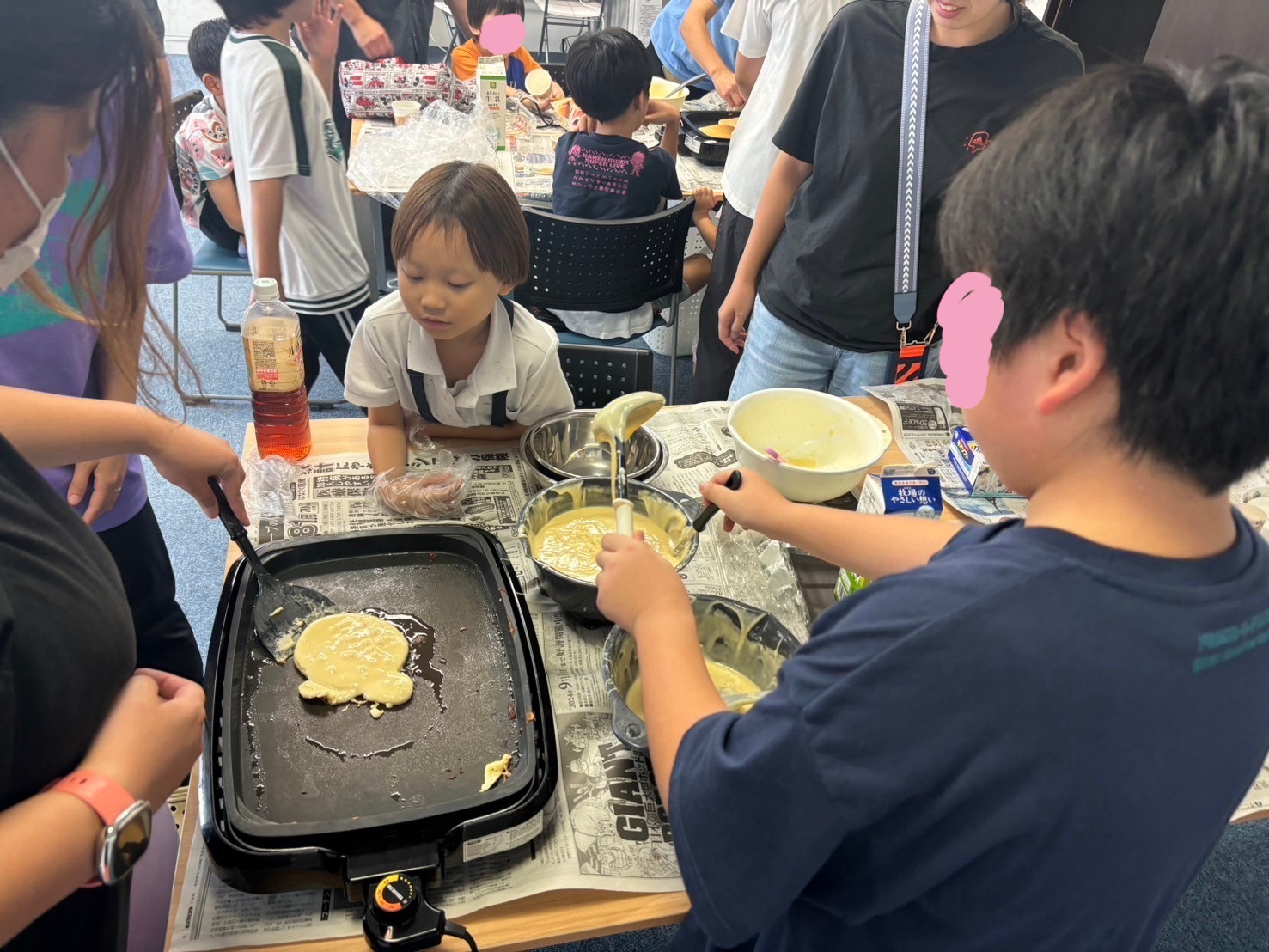 大阪市浪速区の放課後等デイサービスオハナピース大阪日本橋の花園町合同イベント、ホットケーキ作り